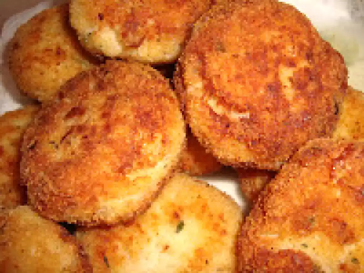 Frikandellen de merluza con ensalada de patatas