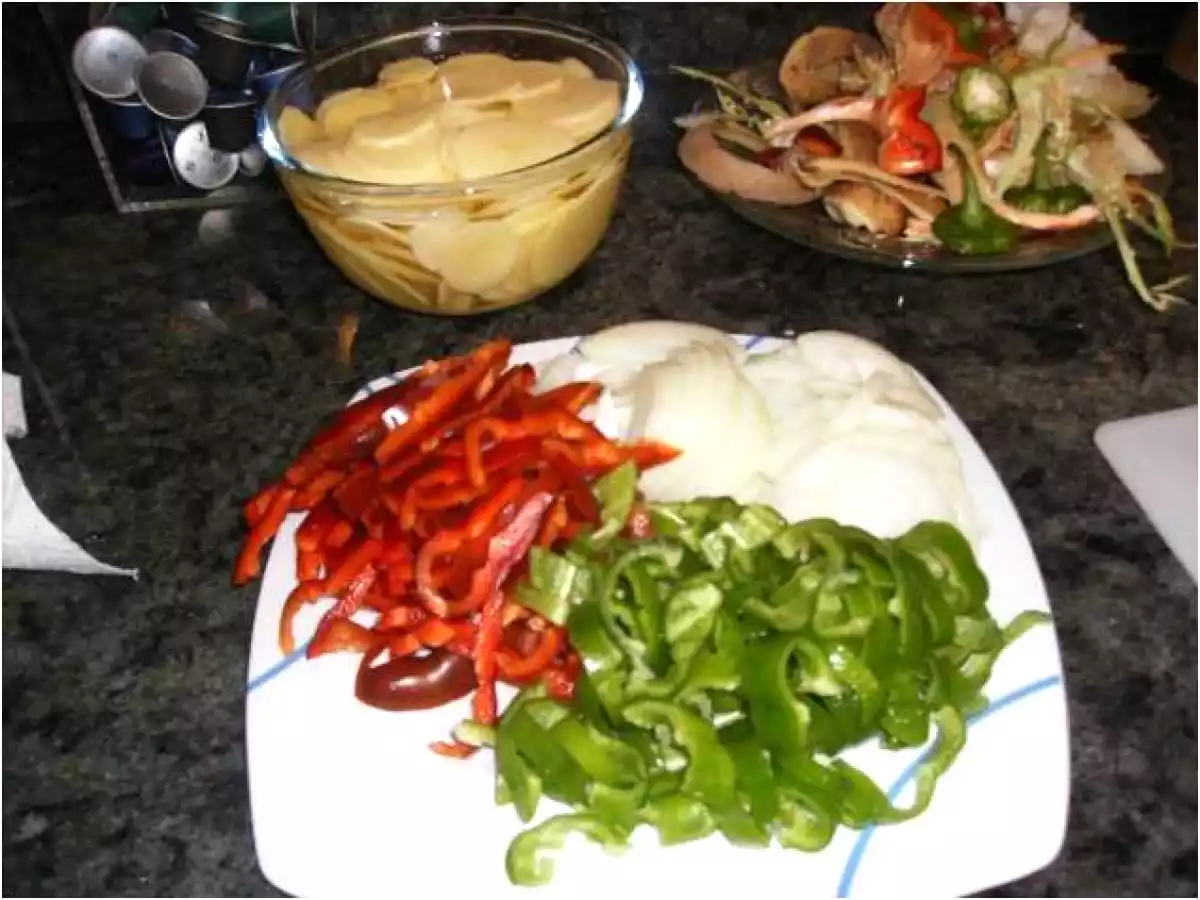 FRITADA DE PATATAS, PIMIENTOS Y CEBOLLA - foto 2