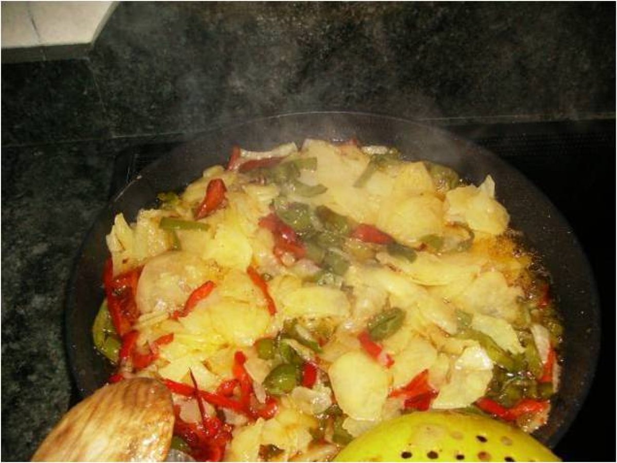 Fritada de patatas, pimientos y cebolla