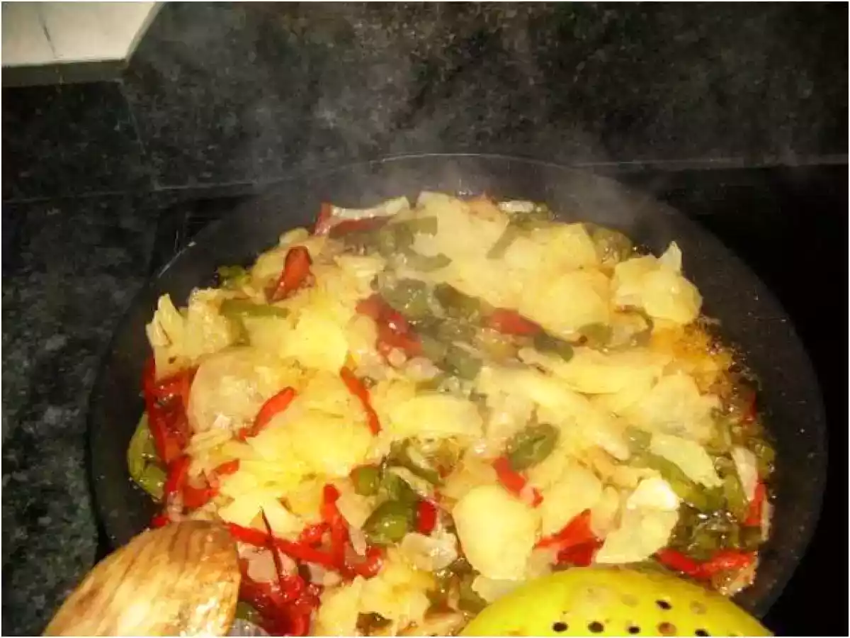 FRITADA DE PATATAS, PIMIENTOS Y CEBOLLA - foto 6
