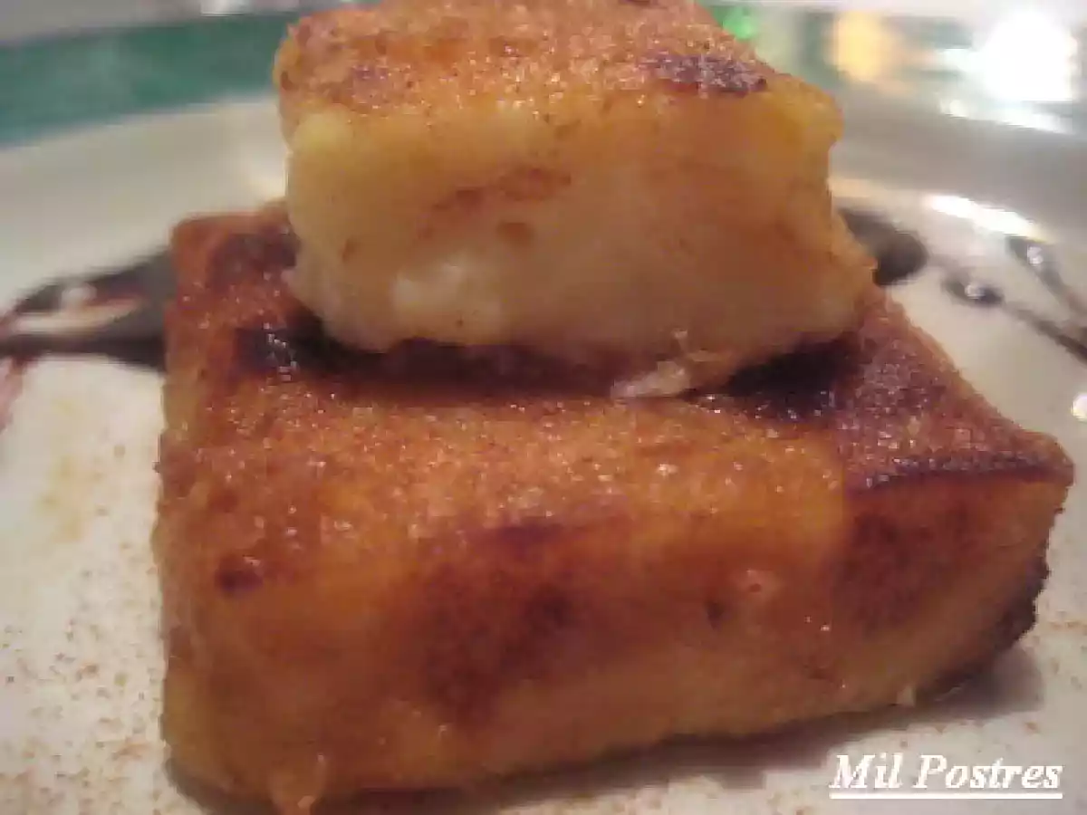 Fritos de crema de coco con salsa de chocolate y canela