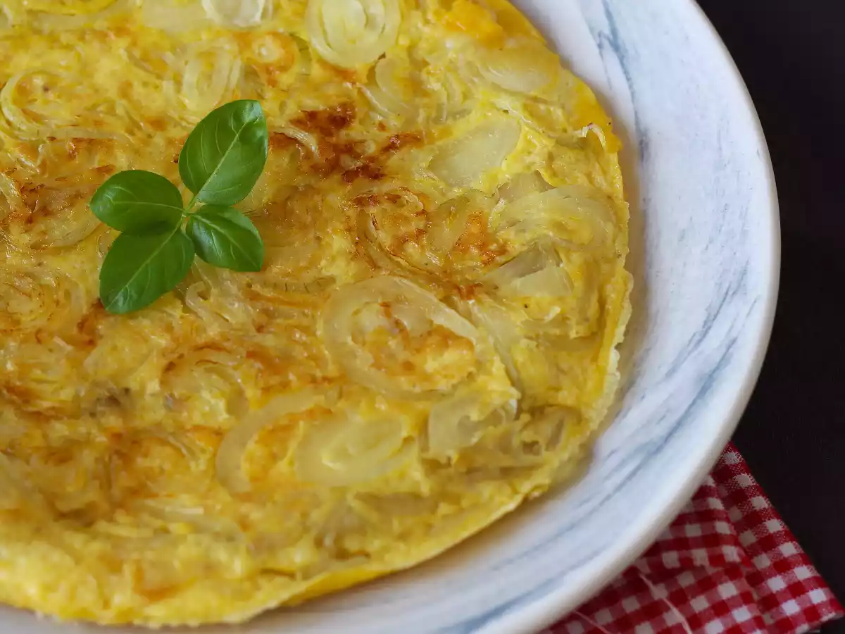 Frittata de cebolla, ¡la tortilla perfecta para una comida exprés! - foto 2