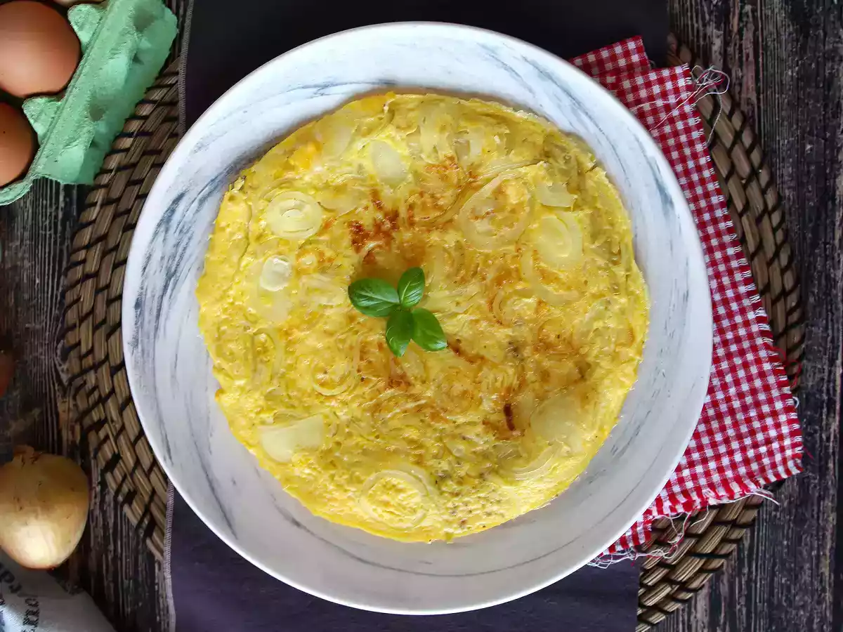 Frittata de cebolla, ¡la tortilla perfecta para una comida exprés! - foto 3