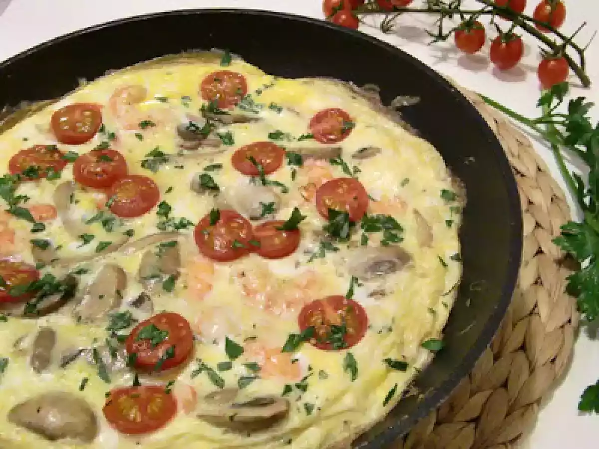 Frittata de gambas, champis y tomates cherry