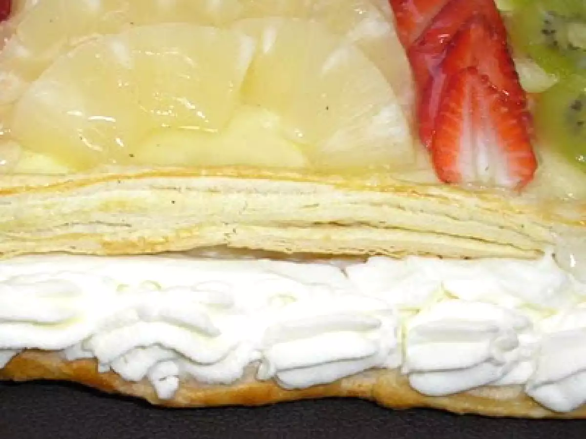 Fruticrema de hojaldre con nata y 100 seguidores