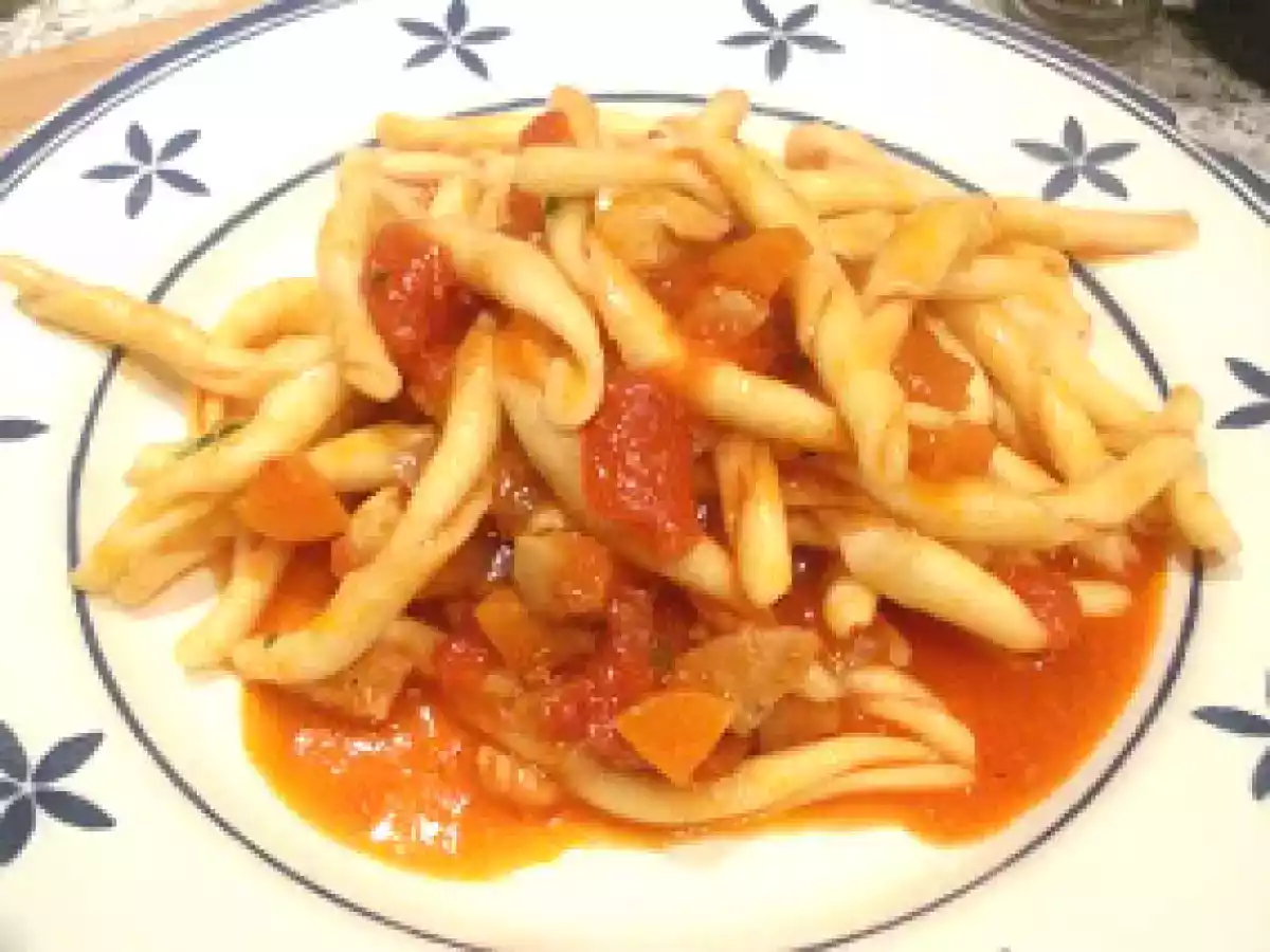 Fusilli al sugo di braciola (Pasta Fusilli con salsa de secreto ibérico)