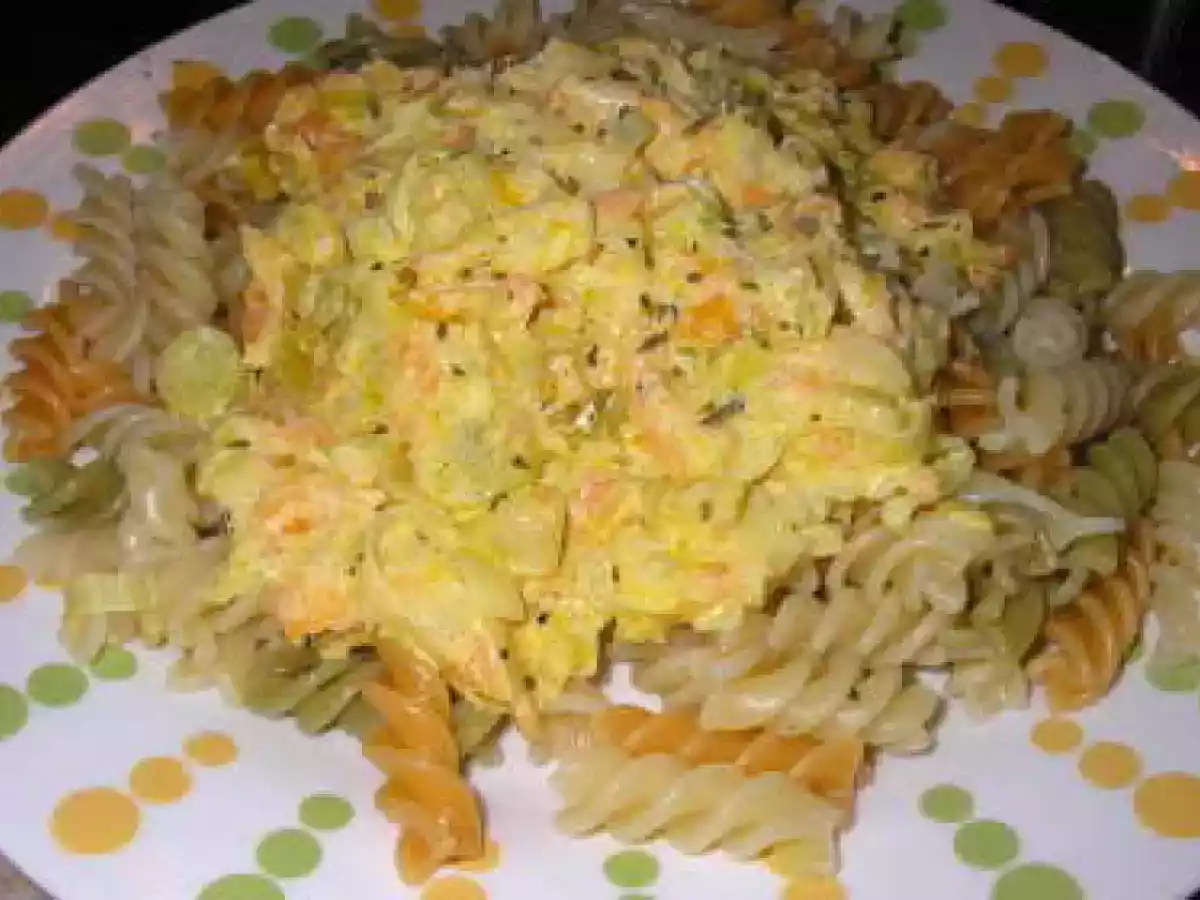 Fusilli con salsa de puerros y zanahoria.