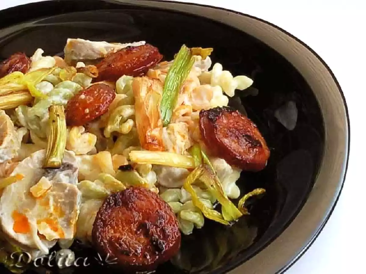 Fusilli con salsa de queso, champiñones y chorizo