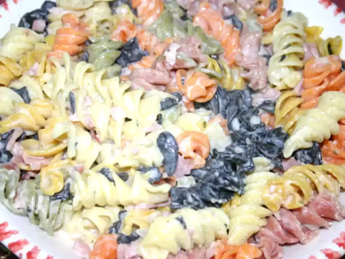 Fusilloni 5 colores con salsa de queso y nata.