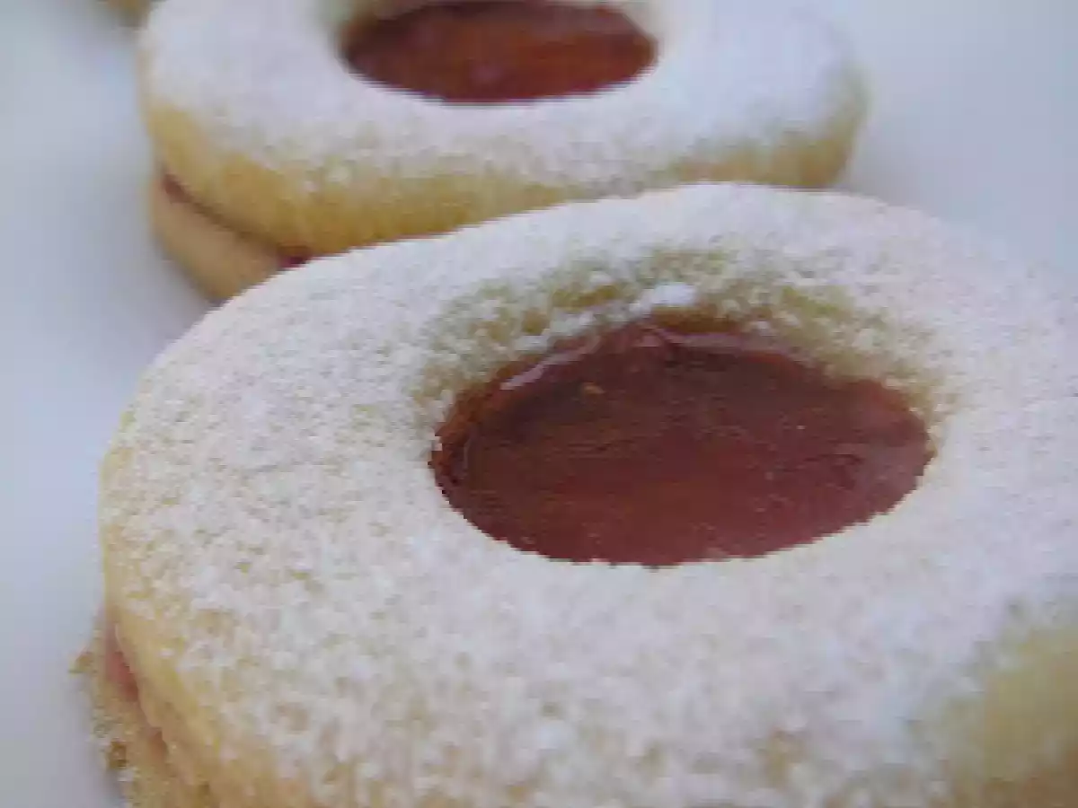 Galletas con mermelada de fresa.