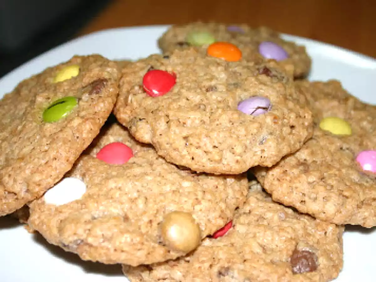 Galletas de avena, chocolate, frutos secos y lacasitos.