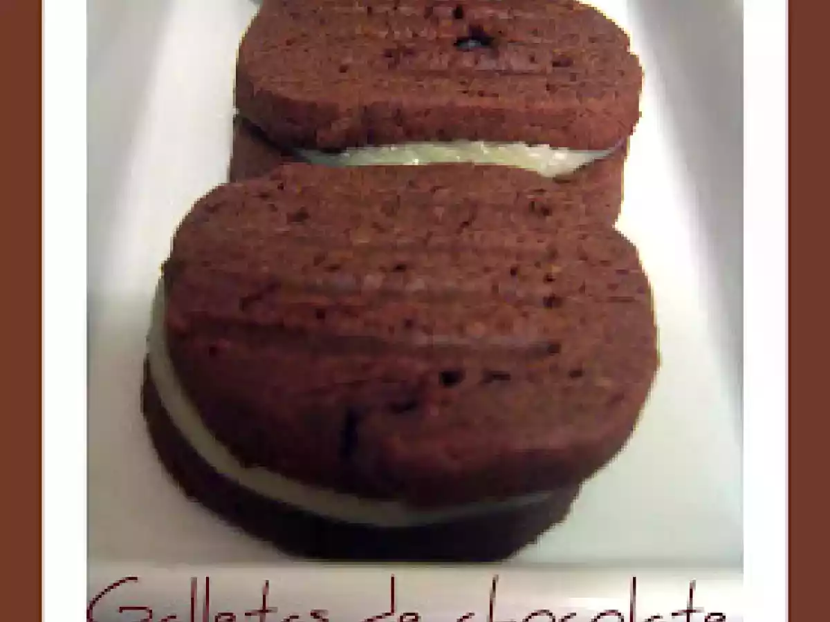 Galletas de chocolate rellenas de chocolate blanco tipo oreos