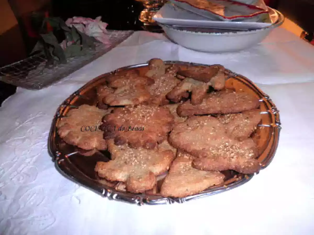 Galletas de harina de castañas con queso y sésamo.