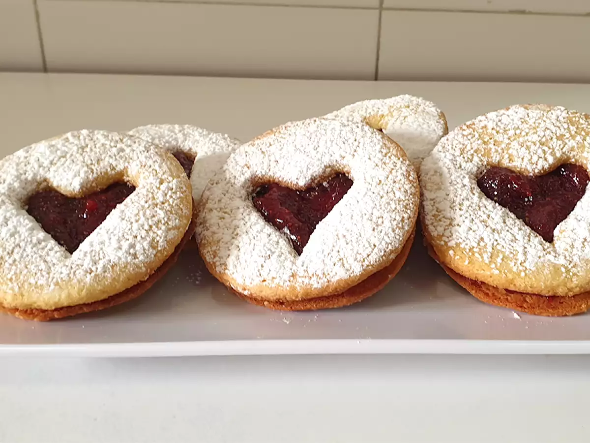 Galletas de mantequilla con mermelada de fresas