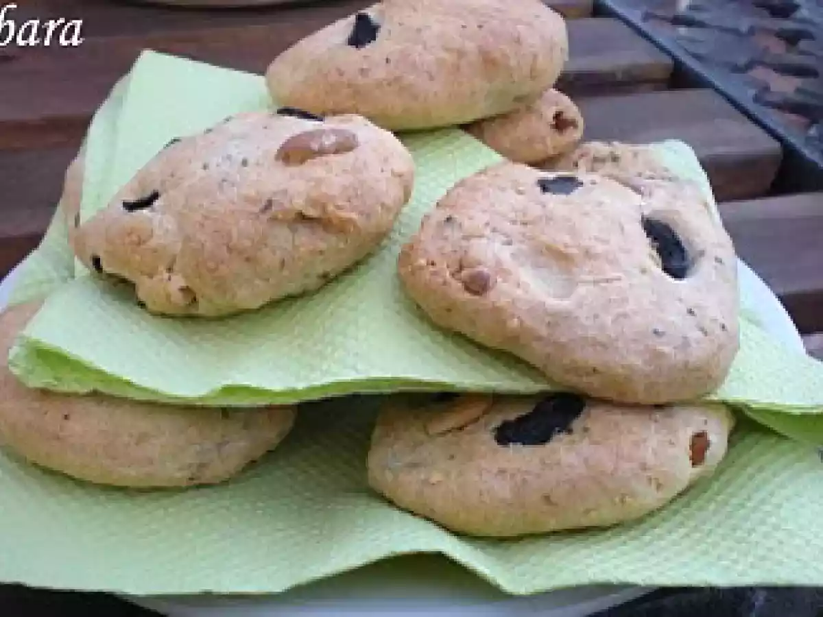 GALLETAS DE QUESO, PIÑONES Y ACEITUNAS NEGRAS