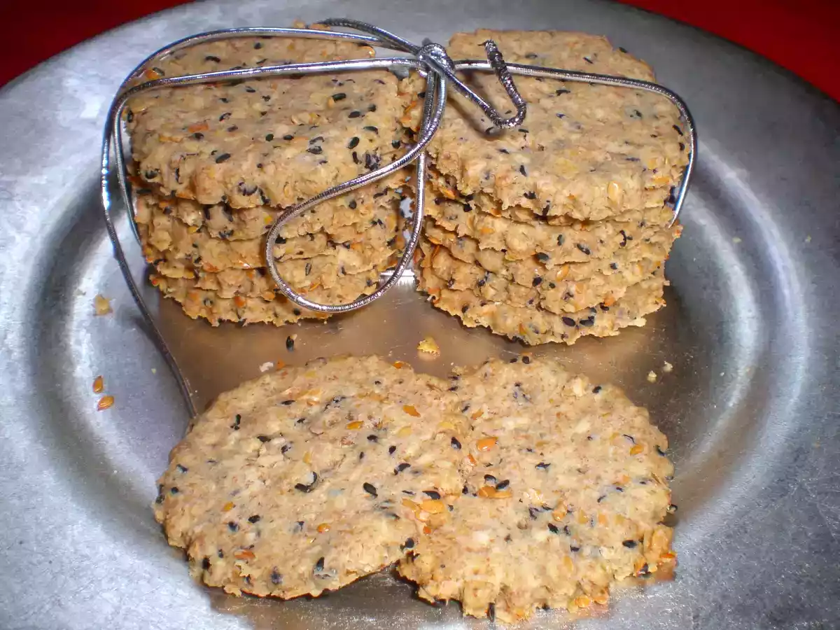 Galletas integrales con semillas de lino y sésamo negro