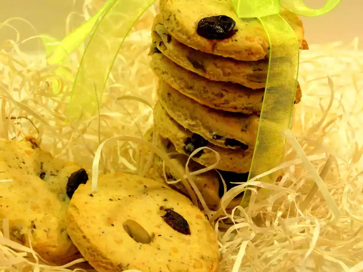 Galletas saladas de parmesano, olivas, pepinillos y frutos secos