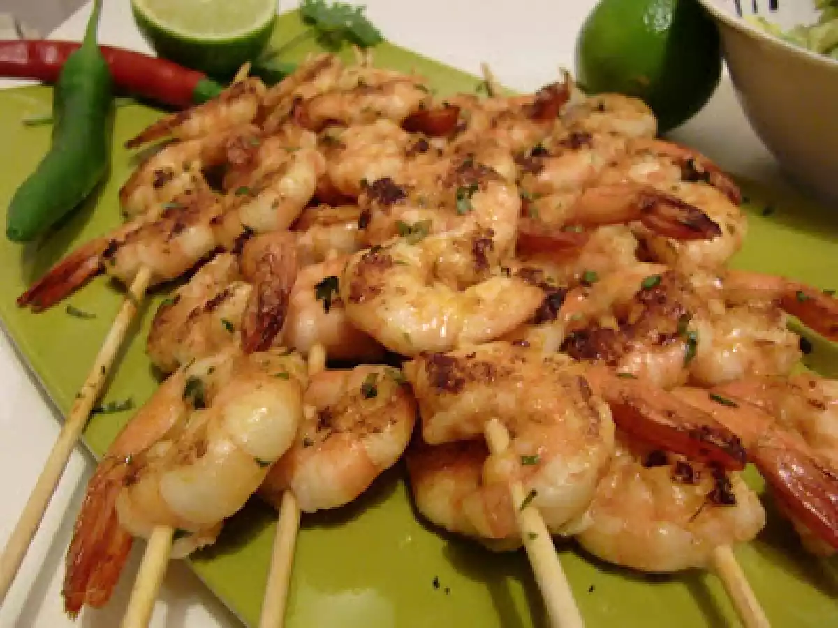 Gambas adobadas en chile con salsa de aguacate