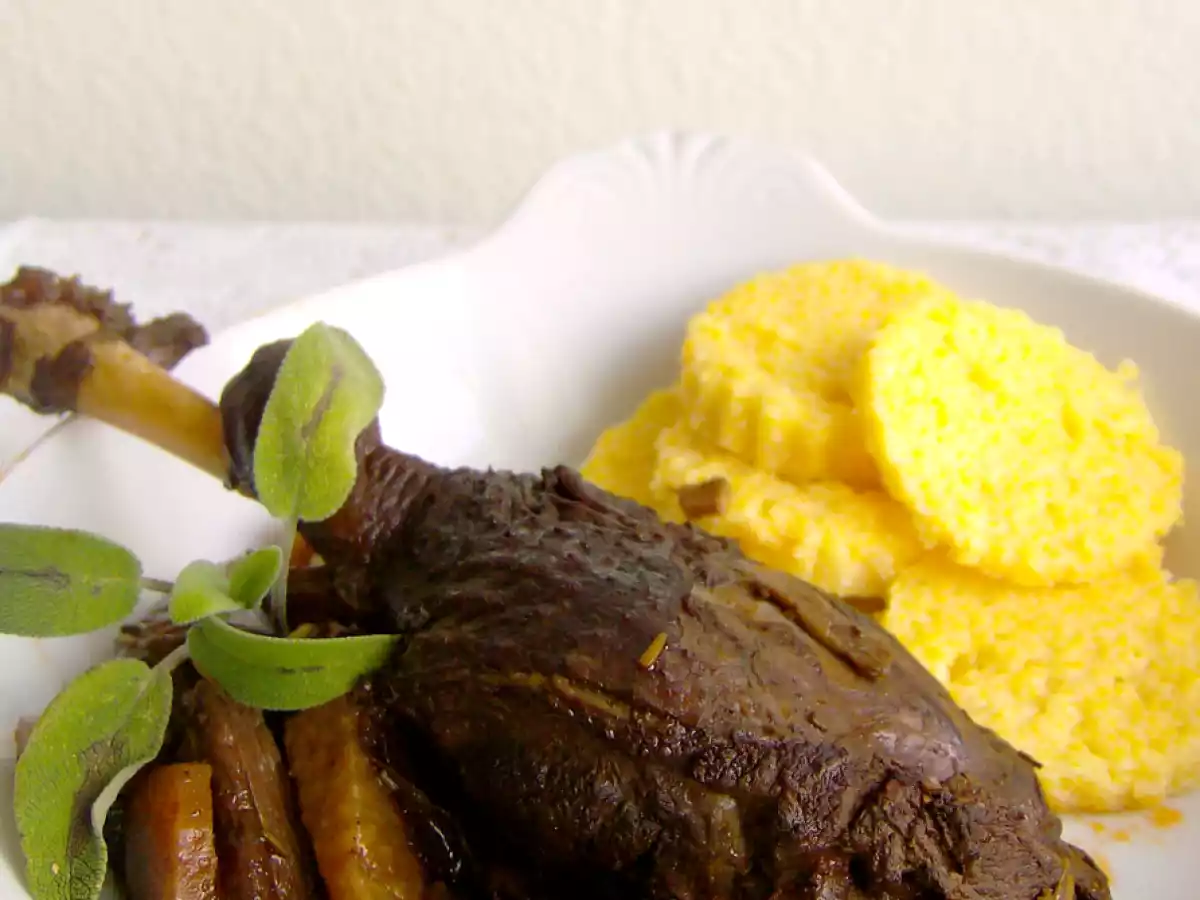 Ganso estofado con polenta