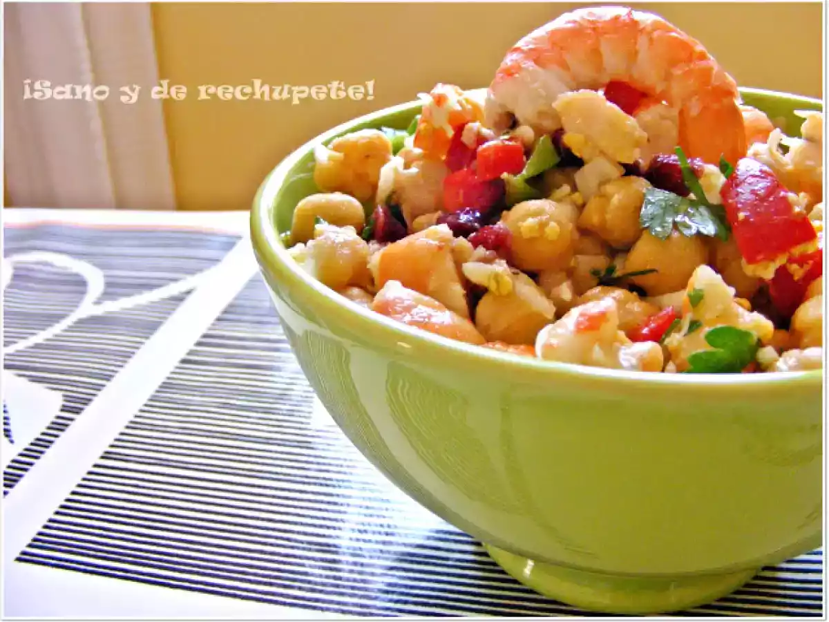 Garbanzos aliñados con langostinos