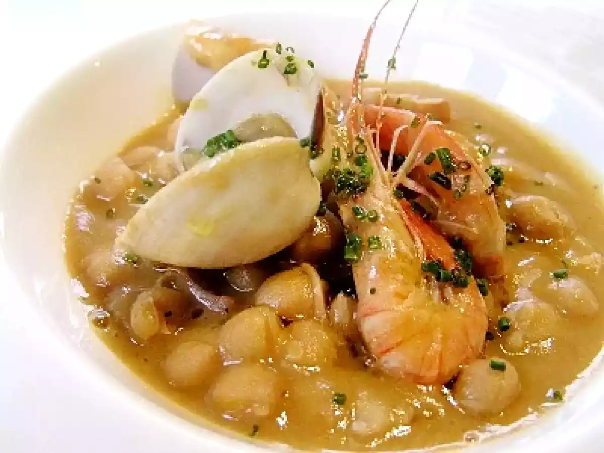 Garbanzos con almejas y langostinos