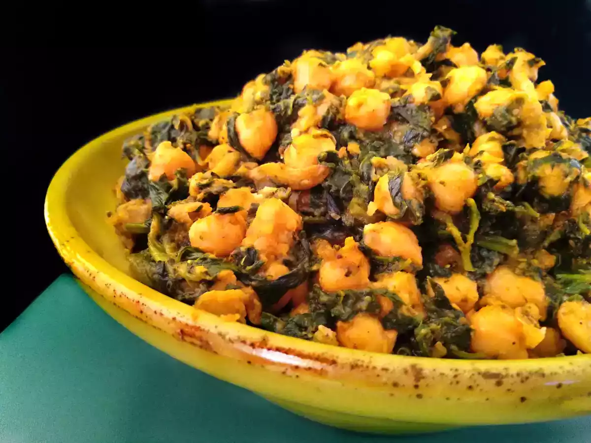 Garbanzos con espinacas (una tapa tradicional en Andalucía)