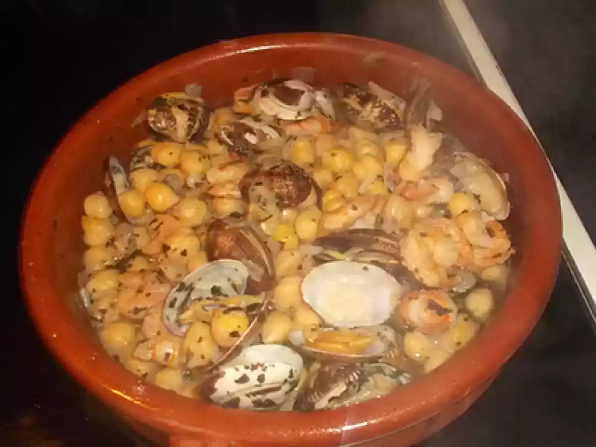 Garbanzos con gambas y almejas