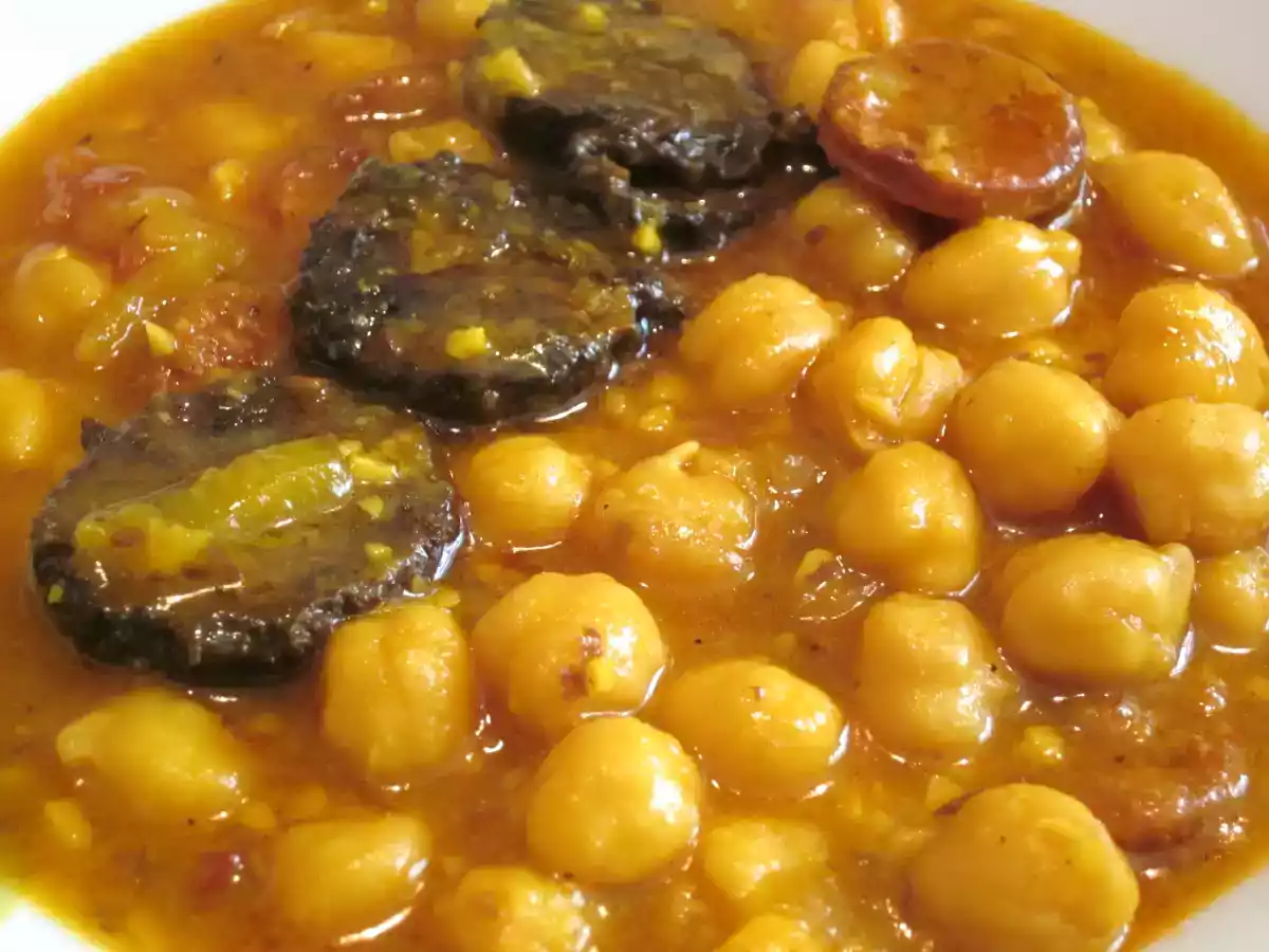 Garbanzos con morcilla y chorizo