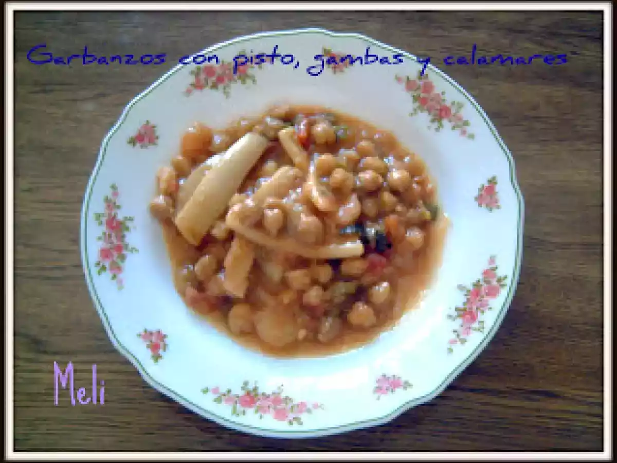 Garbanzos con pisto, gambas y calamares