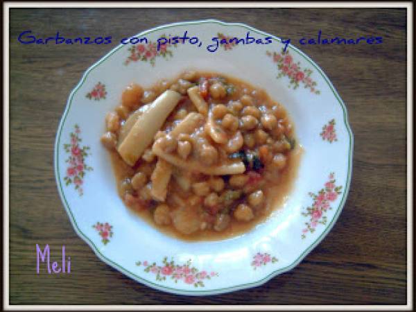 Garbanzos con pisto, gambas y calamares