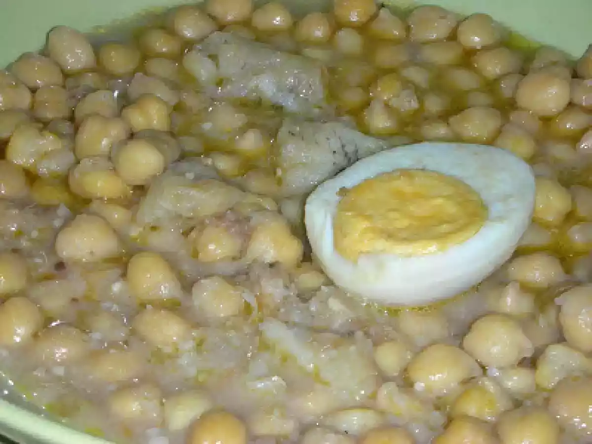Garbanzos con Rape y Huevo Duro