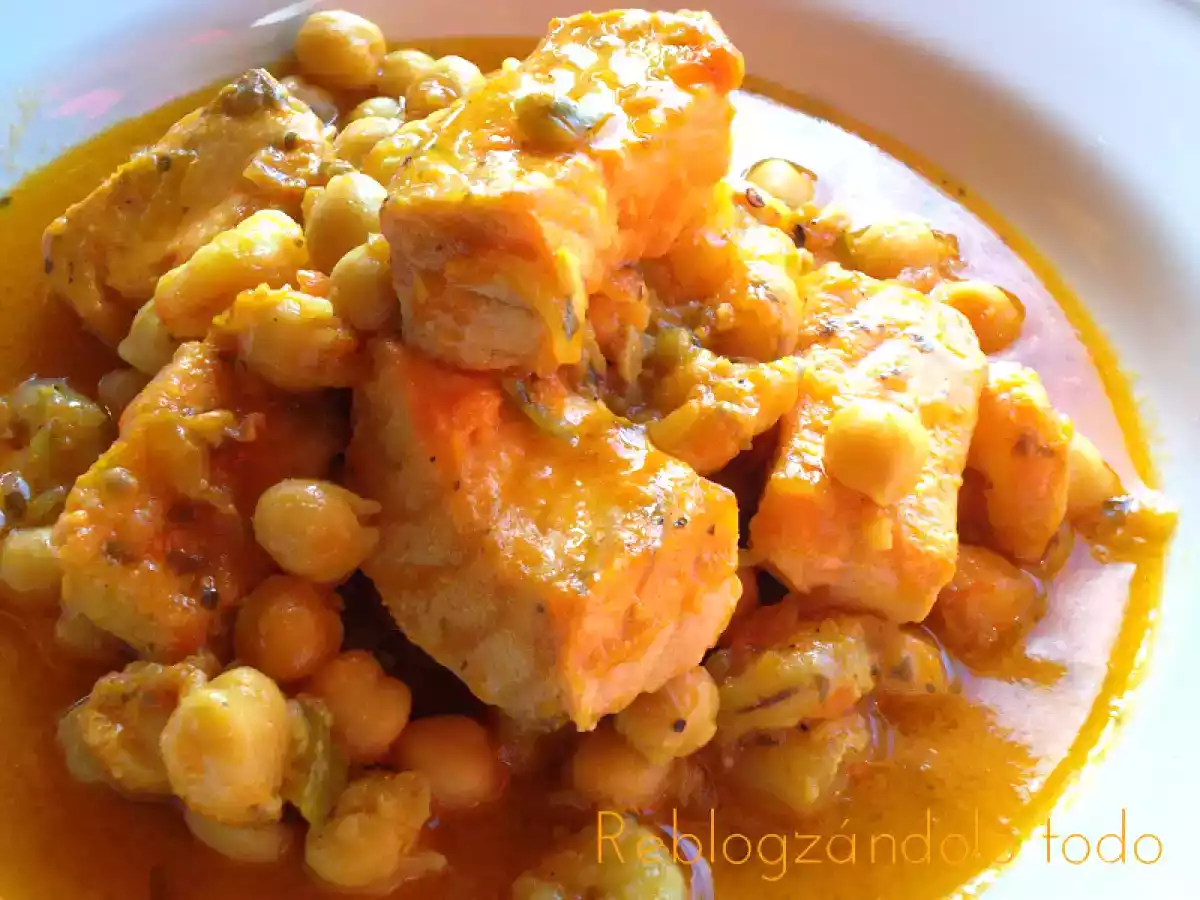 Garbanzos con salmón y almendras