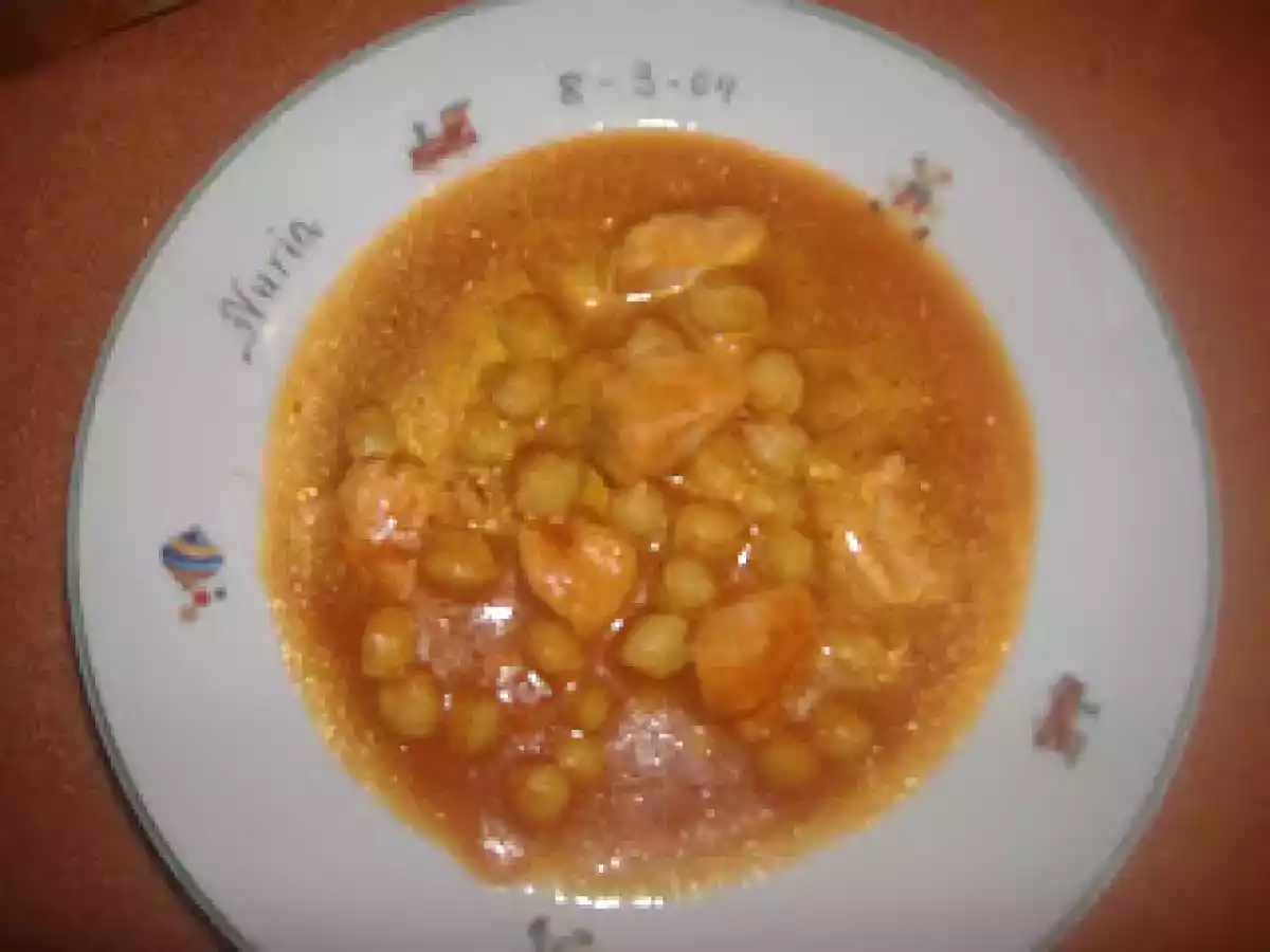 Garbanzos con salmón y salsa de tomate