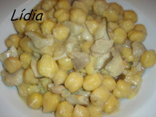 GARBANZOS CON SETAS Y TOCINO (cigrons amb bolets i cansalada)