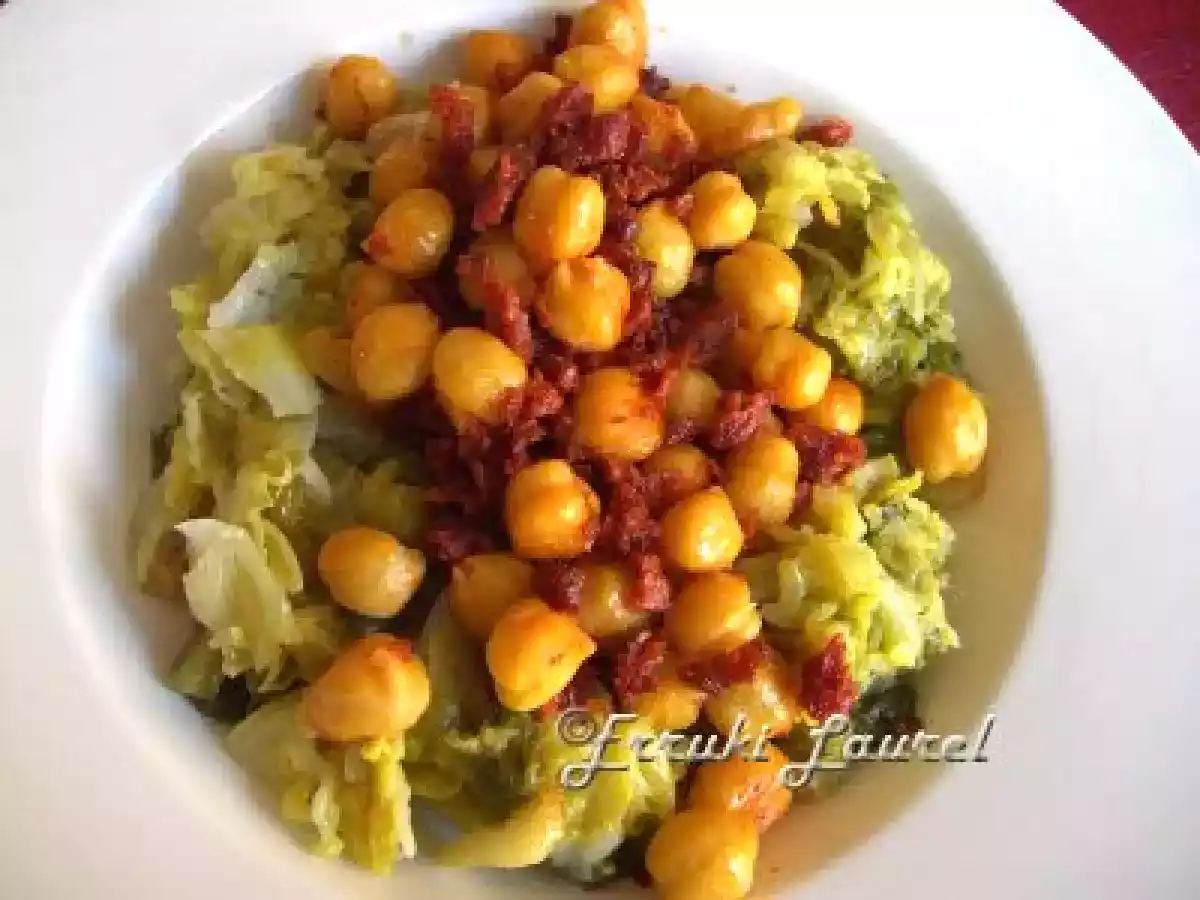 Garbanzos fritos con chorizo y paperina