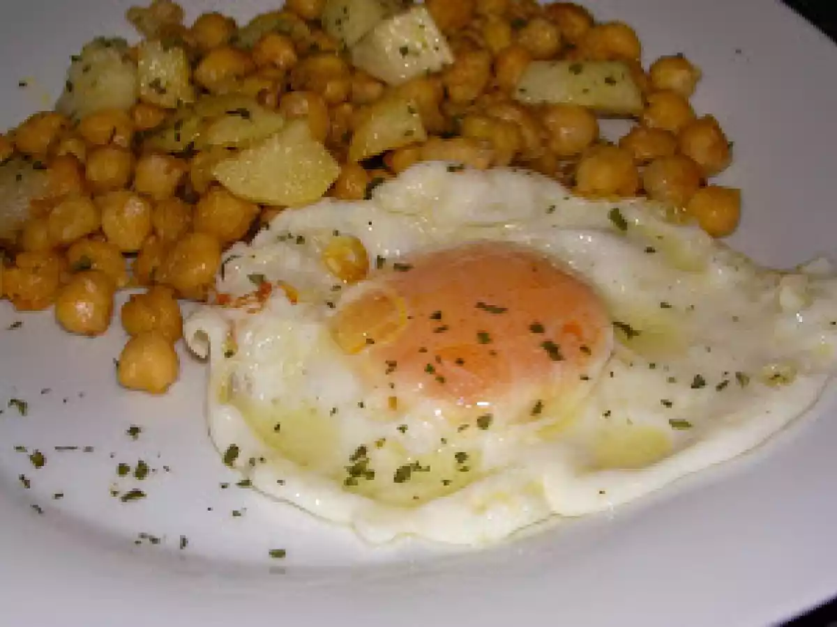 GARBANZOS FRITOS CON HUEVOS Y PATATAS