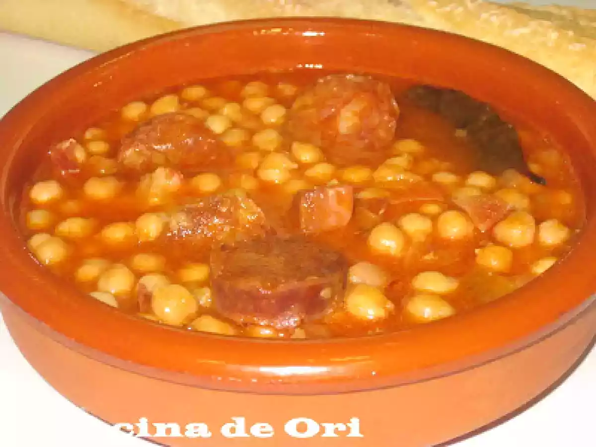 Garbanzos guisados con chorizo y jamón