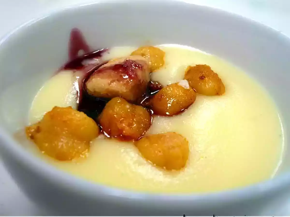 Garbanzos salteados con parmentier de patata, micuit de pato y reducción de vino tinto.