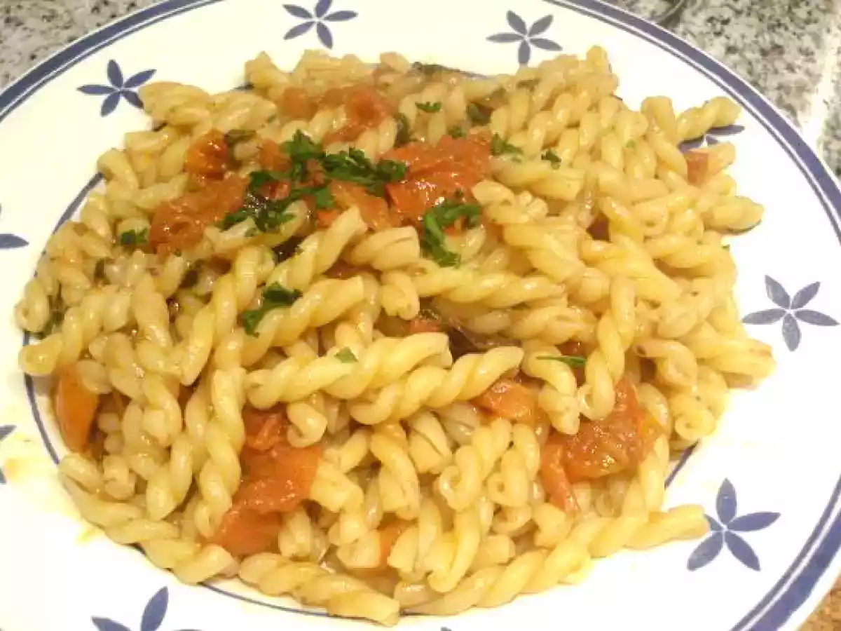 Gemelli con pomodorini e olive nere (Pasta con cherry y aceitunas negras)