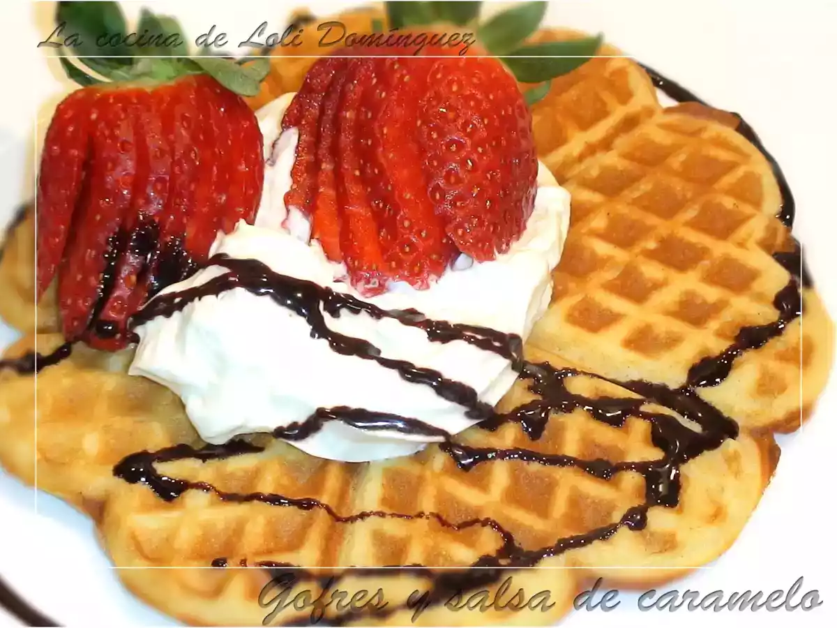 Gofres y salsa de caramelo