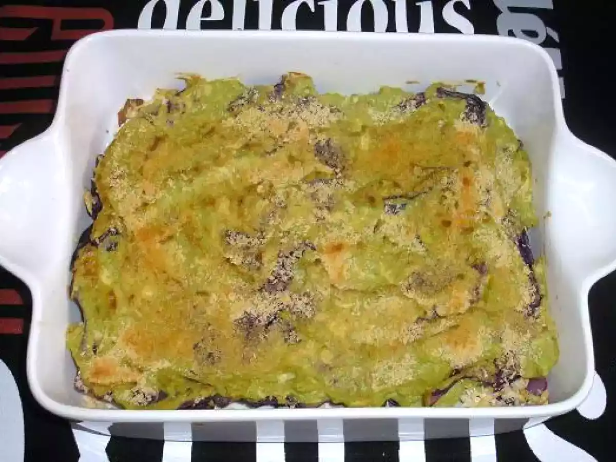 Gratén de lombarda con tofu ahumado y aguacate