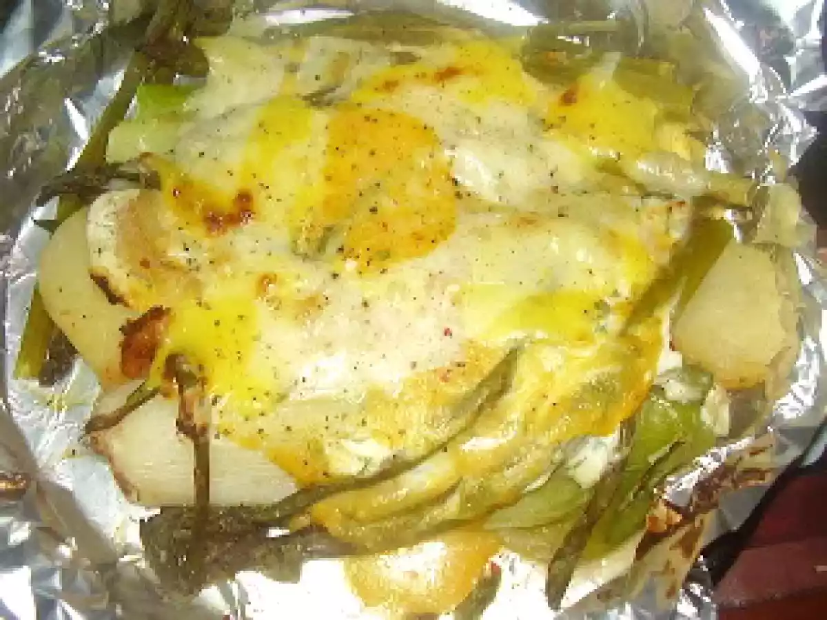 GRATINADO DE PUERROS, ESPÁRRAGOS Y PATATA A LOS TRES QUESOS