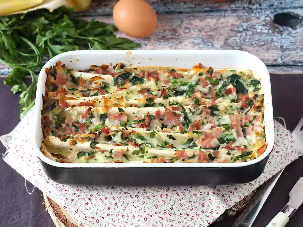 Gratinado de tortillas con jamón, espinacas y mozzarella, al estilo crinkle cake
