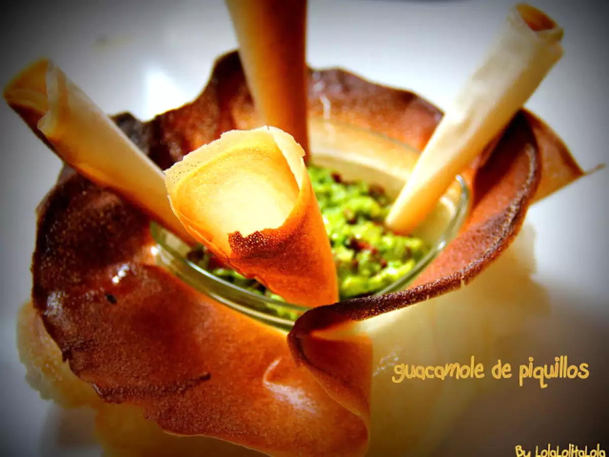 GUACAMOLE DE PIQUILLOS SOBRE ENSALADERA DE PASTA BRICK