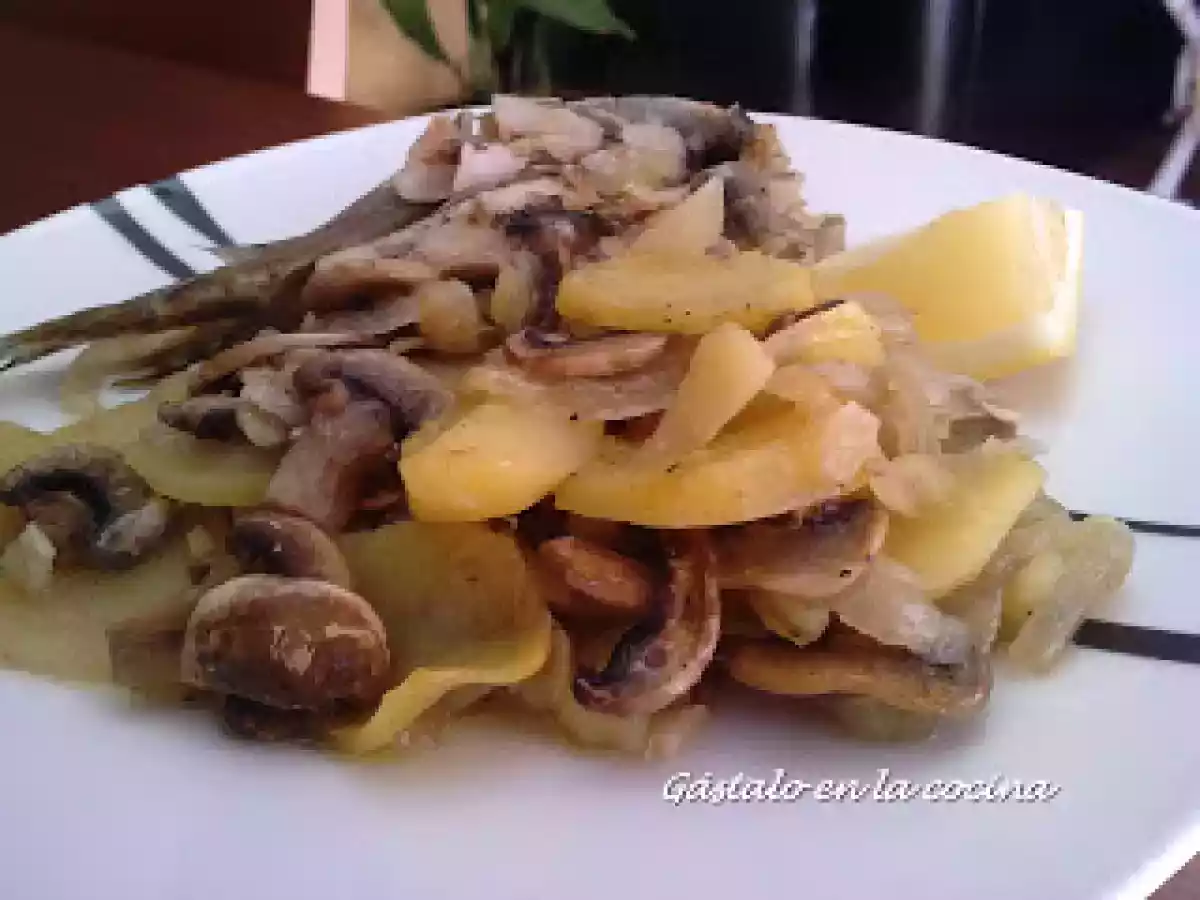 Guarnición de patatas, cebolla y champiñones