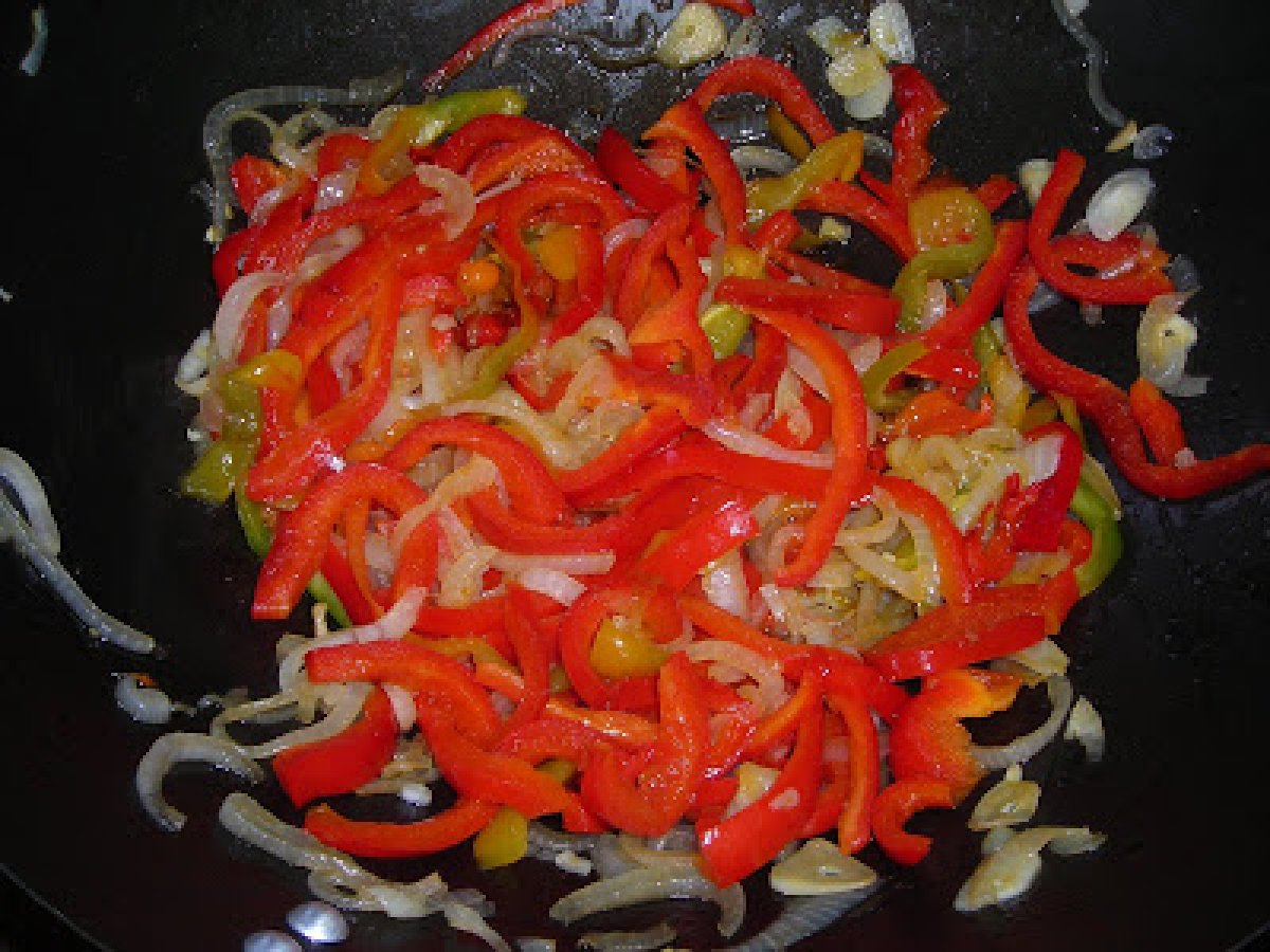Guarnición de pimientos rojos y cebolla