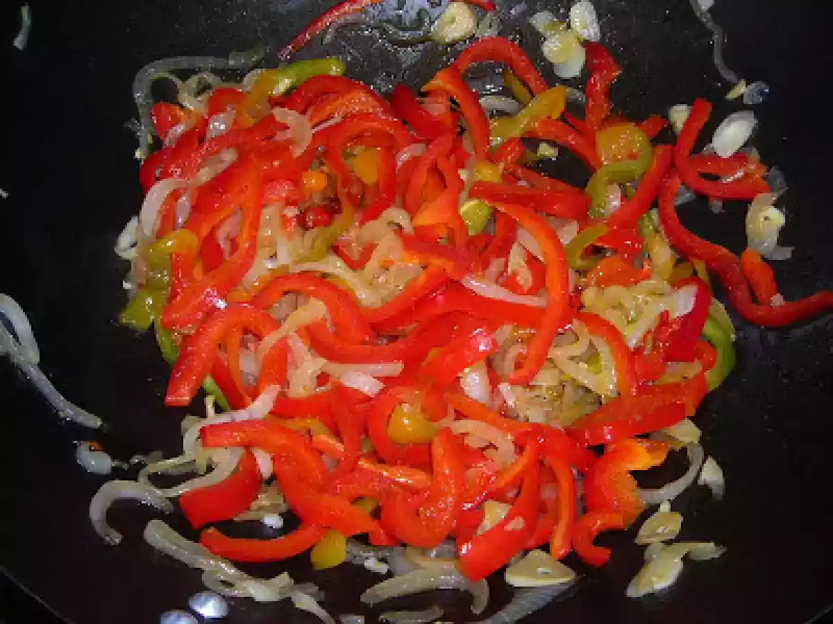 Guarnición de pimientos rojos y cebolla