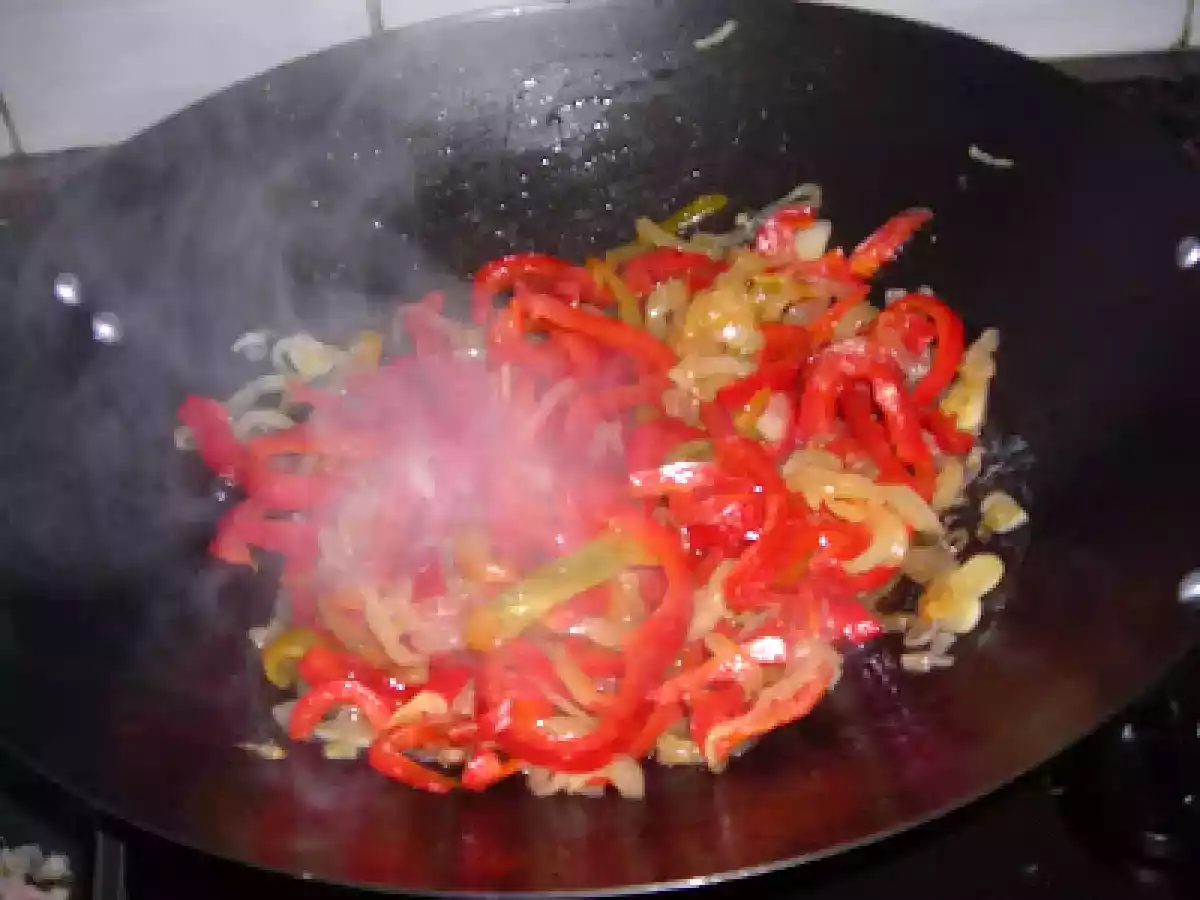 Guarnición de pimientos rojos y cebolla - foto 2