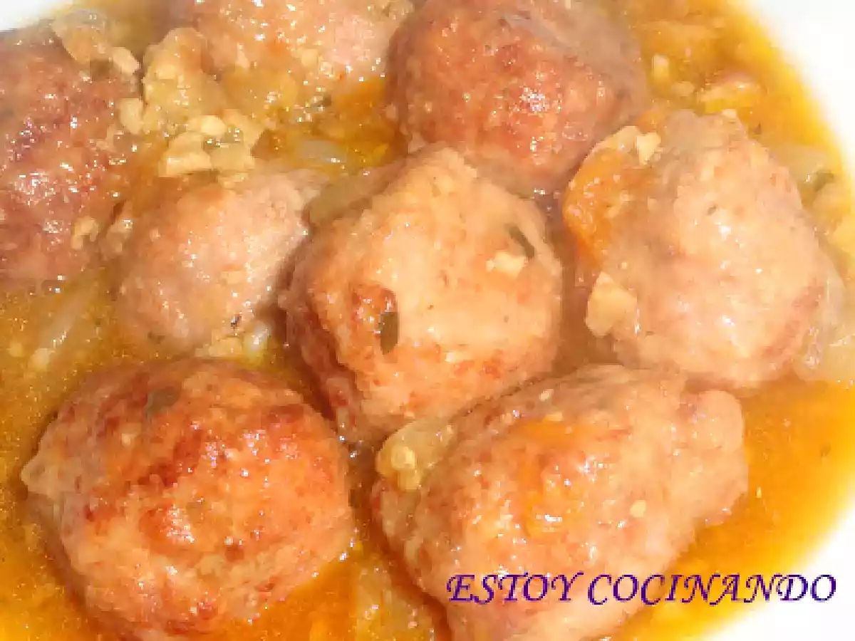 Guiso de albóndigas con almendras