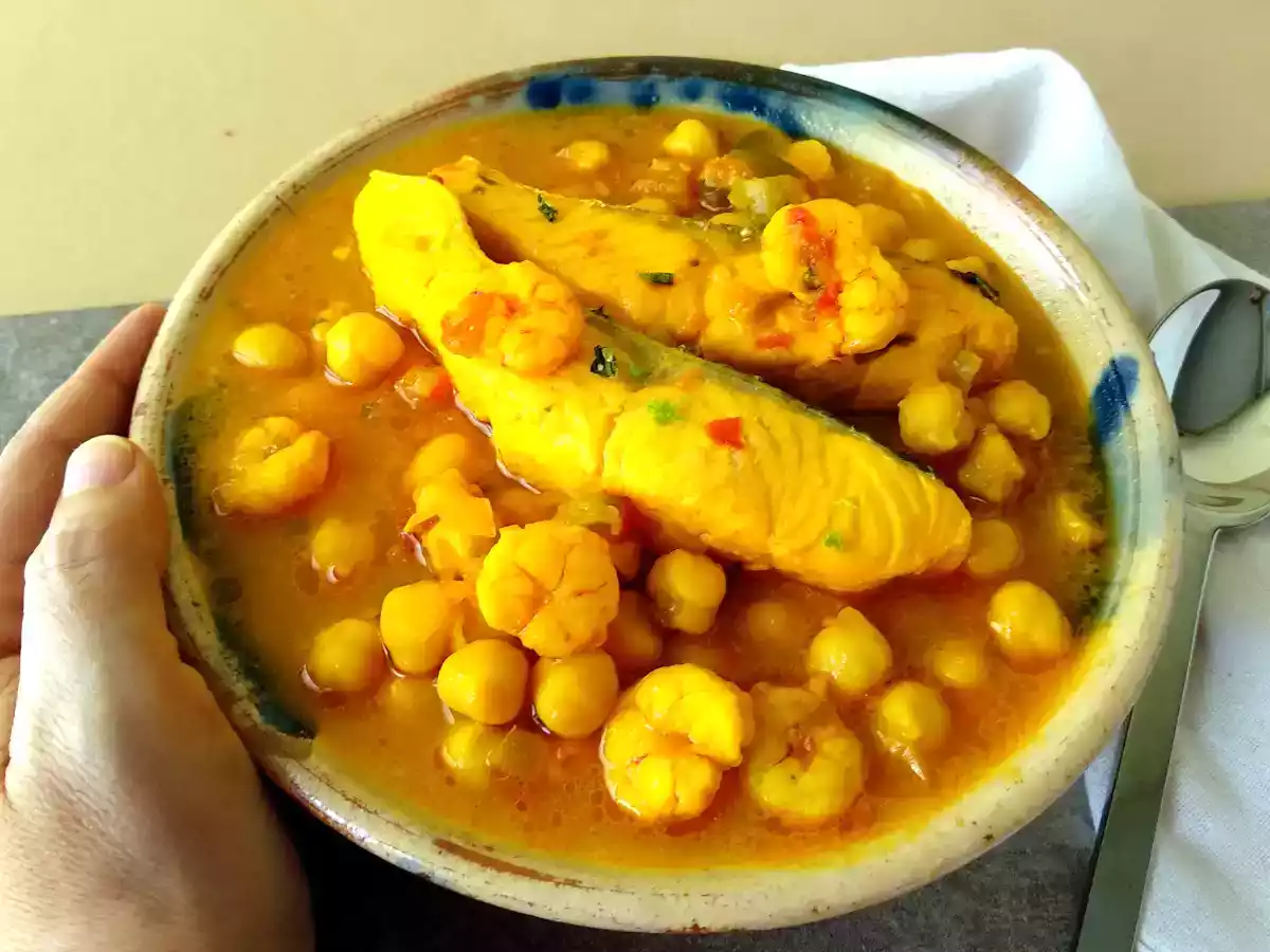 Guiso de garbanzos con salmón